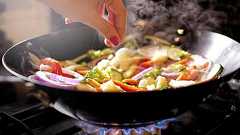 間違ってた人も多いはず・・・野菜炒めに「強火」はNG!