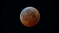 国立天文台が撮影した2022年11月8日の皆既月食と天王星食|国立天文台(NAOJ)