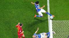 三笘薫“奇跡の1ミリ”、あの“証拠写真”を撮影した外国人カメラマンに直撃取材「なぜ撮れた?」「地上50mからニッポンのゴールを待っていた」(齋藤裕)