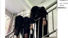 中国では史上最悪の就職難に直面しているため、卒業式で死んだふりをする写真が相次ぎ投稿されている