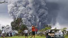 米ハワイのキラウエア火山で巨大な噴煙、警報発令
