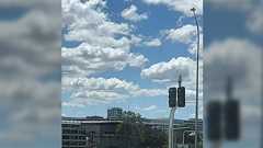 図書館で隣の人が「斜め向かいのライト見える?あれモールス信号でSOSだと思うんだけど、通報すべきかな?」と言ってきたが、こういうのってホント通報すべきか判断に困る