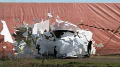 テスラの車載カメラ、「偽の壁」に騙され、盛大に突っ込む | 自動運転ラボ