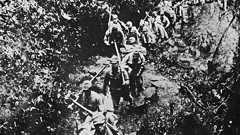 《インパール作戦》「兵士が家族の名を叫び、異様な視線で歩き回っていた」地獄のような戦場で日本兵が“精神崩壊”…牟田口廉也中将が強行した“杜撰な作戦”の悲惨すぎる結末 | 80年目の終戦 | 文春オンライン