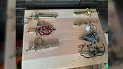 小学生の息子、旅行の度に完璧すぎる小学生土産を買うのでコレクションが素晴らしい仕上がりになっている「男子の遺伝子に刷り込まれてるの?」