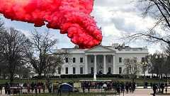 SNS凍結トランプ氏、狼煙で支持者にメッセージ