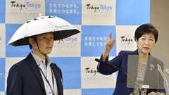 五輪の暑さ対策、かぶる傘を試作 東京都の小池知事が明らかに | 共同通信