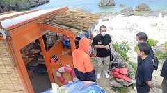 人気ビーチに小屋建て無許可営業 「入場料」の看板に観光客から苦情相次ぐ 市が行政指導も、業者「私にも生活ある」と応じず 沖縄・宮古島市