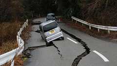 〈現地写真〉「半島という立地」「険しい地形」だけが原因じゃない…能登半島地震で“道路復旧”が遅れる“意外な要因” | 文春オンライン