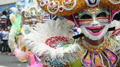 「笑顔の仮面」を被って人々が踊りまくるフィリピンの奇祭に行ってきた