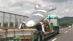 「ヤバいのがいた」 高速道路で運搬される巨大クワガタ像の迫り来る迫力 | ねとらぼ