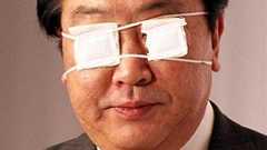 野田首相、ついに両目眼帯で登場