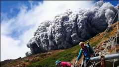 御嶽山が大噴火したまさにその直後の現地ムービーがYouTubeにアップされ公開中