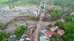 昨年噴火のマラピ山で土石流、34人死亡 インドネシア