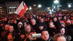 刃物で刺されたポーランド市長が死去 国内に衝撃、数千人が追悼