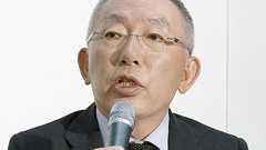 横田氏、カンボジアのユニクロ下請け工場に潜入 | 文春オンライン