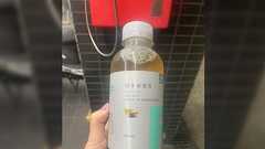 台湾のファミマで売ってるペットボトルのお茶が新鮮で美味しい、茶葉入りだから水を継ぎ足してまた飲めちゃう