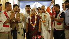 ネパール、初の女性首相が就任 正常化へ前進