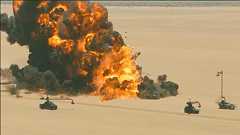 マッドマックスのCGじゃない実写のカーチェイス&爆発シーンを集めたメイキング「Fury Road: Crash & Smash」