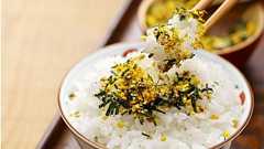 昭和の食卓では嫌われた「ふりかけ」が過去最高の売り上げに 節約志向で大人の「夜ごはん」でも重宝 | AERA DIGITAL(アエラデジタル)