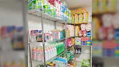 大量のまとめ買いを整頓するために罪庫部屋を作ってもらって整頓してみたら「コンビニや薬局のバックヤードっぽい」とツッコミが入った