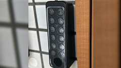 早朝にスマートロックのキーパッドを押す電子音がして、イタズラかと思い、玄関を開けたらおじさんが立ってた話→暗証番号タイプは狙われやすい