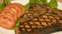 全く赤身の肉を食べたことがないベジタリアンの男性が牛肉のステーキに初挑戦