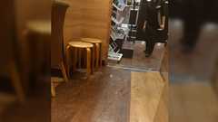 ガストの配膳ネコ、盛大にビールこぼしてるけど、すごい誇らしげな顔してて本当に良かった「デザインの勝利」