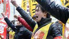 東電本店前で原発作業員らデモ