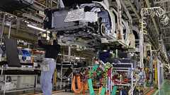 長引く半導体不足、車大手が相次ぎ生産計画修正