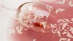 これでワインをこぼしても安心?シミがアートになるテーブルクロス : らばQ