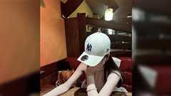 キャップのつばのところに貼ってあるシール、タグ的なものかと思って剥がしてたけど付けっぱなしにしている人が多いのはどうしてなの?