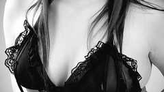 女性の8割が「色気に自信なし」 胸ナシ&サバサバ性格も原因に