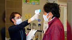 関西では入店時に非接触式の体温計でピッと熱を測られると「やられた~」などリアクションを取る人もいるらしい