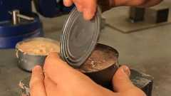 覚えておこう、誰でも缶切りを使わずに缶詰を開ける方法 | Buzzap!