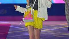 滝沢カレン、GirlsAwardで美脚披露!モデル人生で初のトップバッターも!? | RBB TODAY