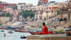 サンタ帽でガンジス川沐浴 日本人観光客か―インド:時事ドットコム