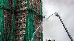 香港火災、安価な基準未達ネット使用で延焼拡大-死者151人に