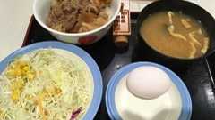 この松屋の玉子が浮いているように見える人は疲れているので寝ましょう | ねとらぼ