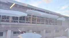 『体育館の屋根から凄まじい轟音とともに雪が落ちてくる動画』雪国で育つ子どもたちが"教訓"として見てきた景色が恐ろしい「先生の車がぺちゃんこに…」