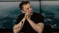 イーロン・マスクは仕事量が週に120時間以上に達し睡眠不足と「重度の背中の痛み」に襲われている