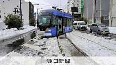 回送の路面電車が脱線事故、運転士にけがなし 積雪の富山・高岡で:朝日新聞