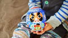 地元で愛され続ける青いだるまさん。仙台張子の「本郷だるま屋」|おでかけコロカル 宮城編