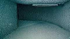 ビルのダクトに10年潜り続けた男 ― 写真家・木原悠介が見た、ダクトの中の“不可思議”な図形 - TOCANA