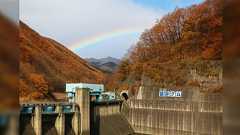 【追記あり】国土交通省の薗原ダム管理支所アカウントが投稿したダムにかかる虹の写真に『なんかこの写真、おかしくないですか?』