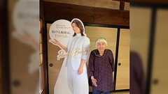 氷川きよし限界ヲタのうちのひい婆ちゃん(94)家に等身大パネル届いたって報告来たけど、田舎の縁側があるおうちにこれあるの面白すぎるwww