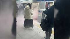 日比谷線に乗っていたら隣の人が持ってたiPad(モバイルバッテリー?)が急に発火してめちゃ燃えて死ぬかと思った「日比谷線でこの絵面はトラウマ」