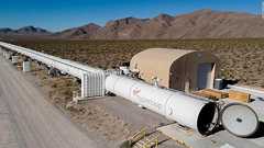 高速輸送システム「ハイパーループ」、初の有人試験を実施