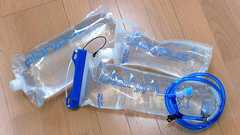 普通の水筒よりも80%軽量・省スペース・カバンに入れたまま飲むことも可能な「プラティパス」をチューチューしてみました