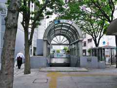 東京メトロ王子駅 5番出口とエレベーター口